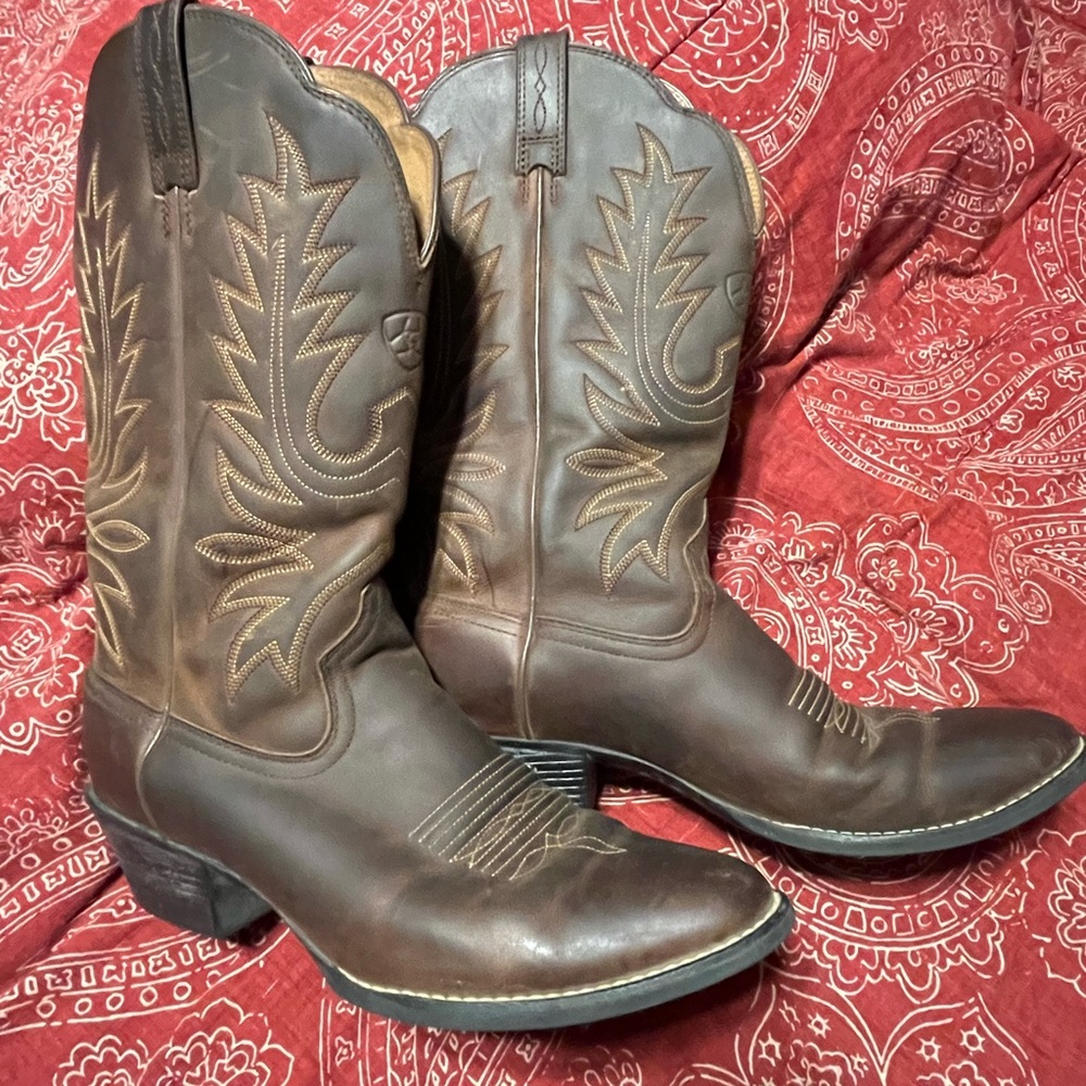 Women’s ariat distressed brown size 8 cowboy boots